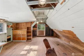 Upstairs in the barn...so many possibilities here! Home studio/office, Play Area, Home School, Workout Area...yours to create.