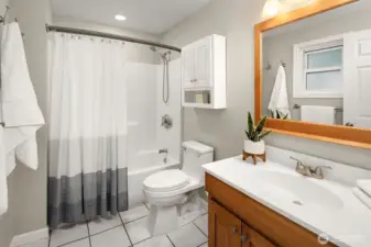 Full Primary Ensuite Bath