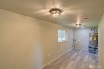 2nd Bedroom w/laundry