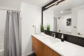 Full bath in the hallway.