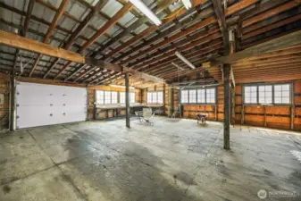 Inside the cannery, enjoy spacious rooms with large ceilings and durable concrete floors - an ideal space for storage, workshop, or creative projects.