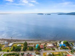 At low tide, explore miles of walkable tidelands right out your front door. In the distance, enjoy views of Saddlebag Island—part of Washington State Parks and a favorite destination for kayakers and nature lovers.