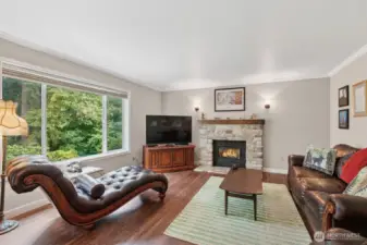 Open floor plan living area off kitchen/dining