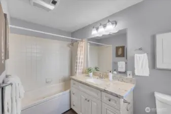Full primaryen-suite bath