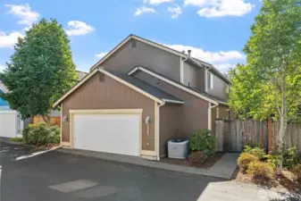 Big garage space, notice the A/C :)