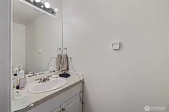 Main floor 1/2 Bathroom