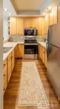 New Stainless steel appliances and beuaitful quartz kitchen countertops make this a wonderful place for cooking!
