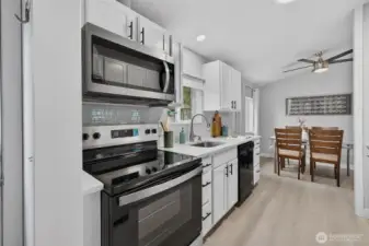 Sleek, efficient, and ready for whatever’s on the menu—this kitchen keeps everything within easy reach.