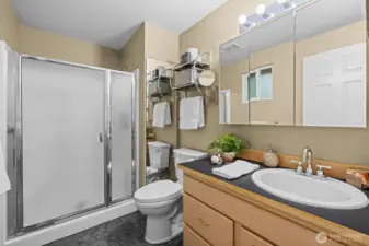 Primary 3/4 bath en suite.