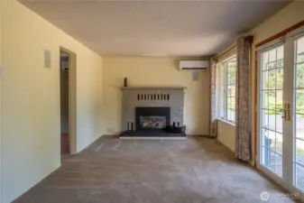 Living Room w/gas fireplace