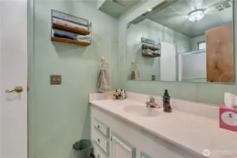 Full bath off the 2nd bedroom ~