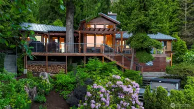 LAKESIDE: An Exceptional Home in a Spectacular Setting