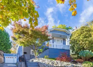 Adorable craftsman with tons of parking