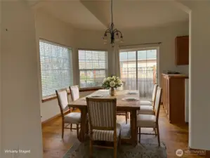 Virtually staged dining room