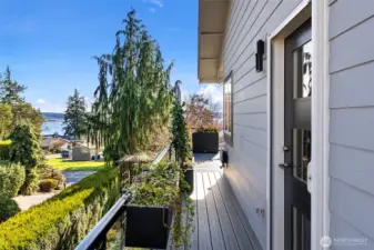 The side deck connects to the front deck. Great for taking food to front and also for maintaining the side of the home and windows all along the front.