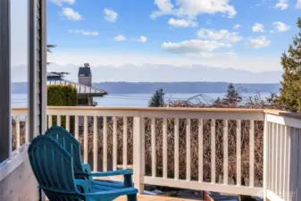 Relax in the patio while enjoy the mountain and ferry