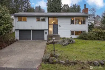 This 3 bd, 2.25 baths home is just minutes from Seattle, Eastside, Renton & The Landing and comes with 2 adjacent lots.