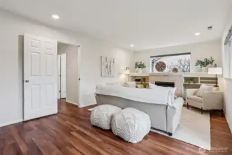 Lower level rec room w/gas FP