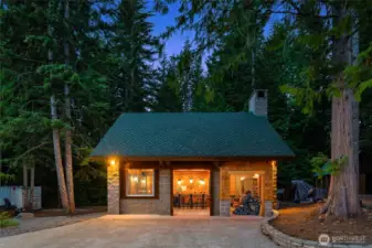 Light the fire, pour a drink, and unwind — mountain evenings start here.