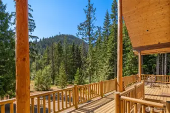 Gated entry, air conditioning, hot tub, security system. The ultimate Northwest getaway