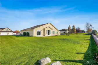 Enjoy the large lawn on the side and back. The pipe is the inactive, abandoned water pipe.