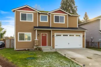 Move-in Ready home in great central Yelm location.