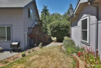 Let's go check out the guest apartment. Excellent potential for short or long-term rental income. And, always nice to have extra space for guests.