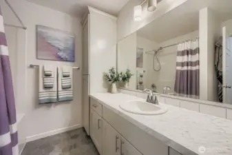Additional full bathroom for guest rooms to share.