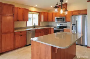 KITCHEN WITH EATING BAR