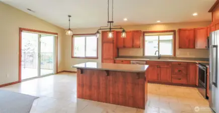 EATING AREA / KITCHEN