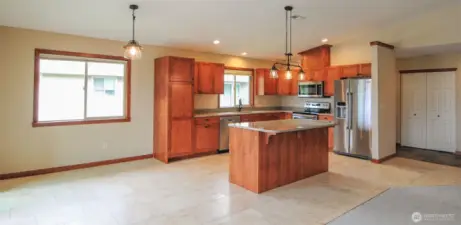 EATING AREA / KITCHEN