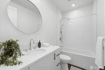 Full upstairs bathroom