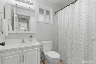 Full bath off the hallway