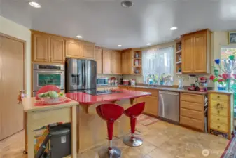 Chef-Inspired Kitchen – Featuring a large island with gas cooktop, stainless steel appliances, double oven, and abundant cabinetry.