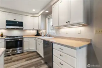Special lighting, new included kitchen appliances and lots of storage and work space...