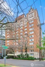 This spacious residence at the iconic Gainsborough. Check out the 98 walk score!    J