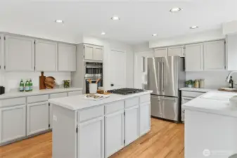 Painted solid wood cabinets, new oven/microwave, newer quartz countertop with gas cooktop, stainless steel appliances throughout.