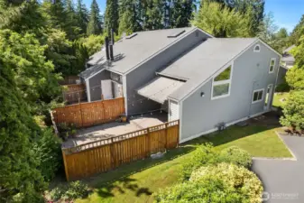 Side view of sun filled end lot of townhouse.