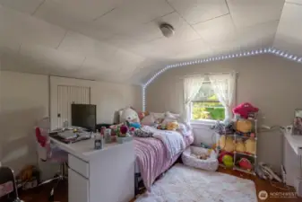Second upstairs bedroom