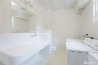 Main floor 1/2 bath and utility room