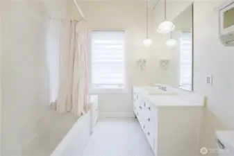 Upper level Primary full bath