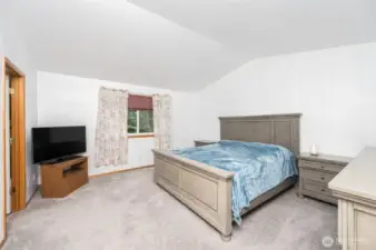 Owner's suite offer vaulted ceiling, walking closet with 5 piece bath including a jacuzzi tub