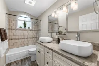 Upstairs Full Bathroom