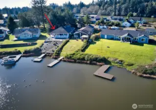 Look at that beautifully, landscaped yard!