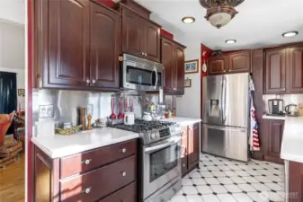 You'll love cooking on this gas stove (electric hookup is also available if you prefer)