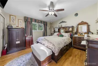 Primary bedroom is nice and spacious~