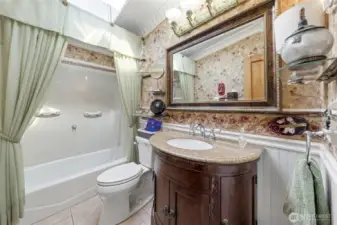 Lovely updated main bathroom~