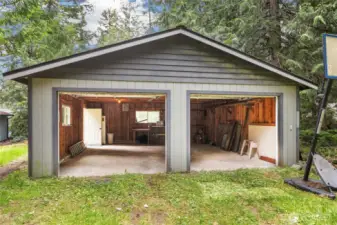 A detached 2-car garage (672 sq ft) provides ample room for vehicles and all your lake toys.