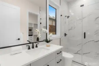 Main floor en-suite bath
