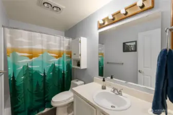 2nd bathroom w/ tub!